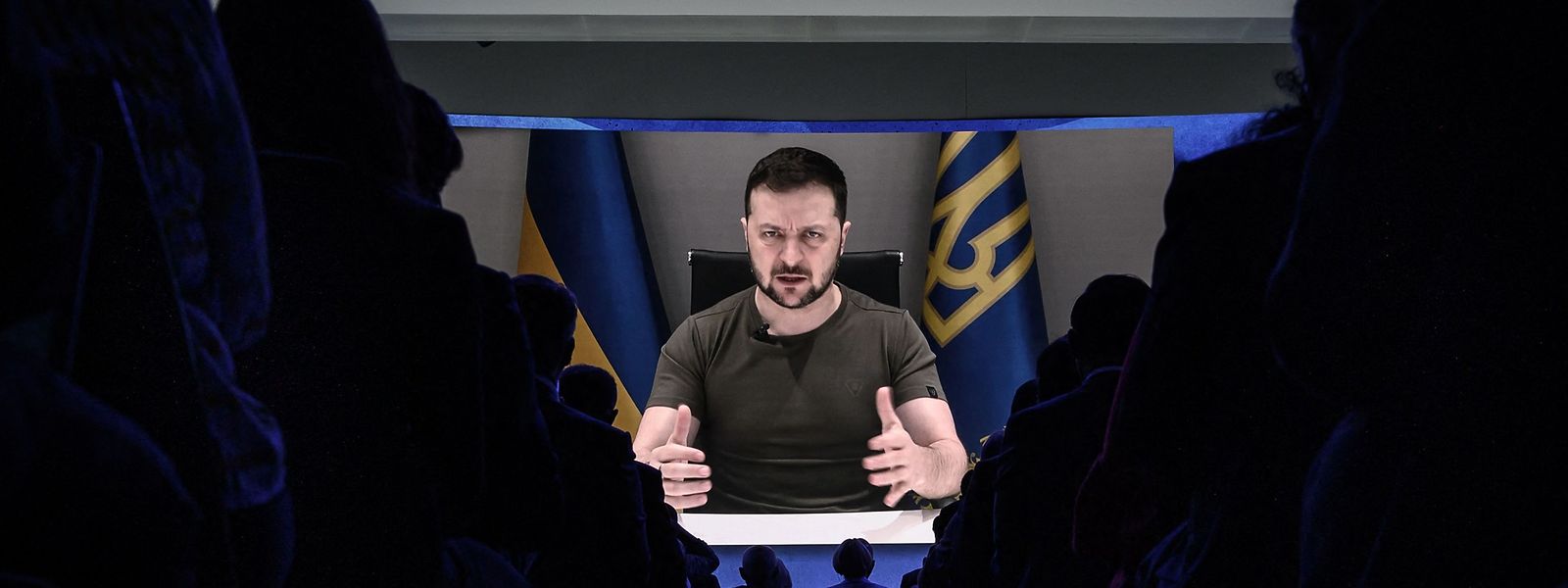 O Presidente ucraniano, Volodymyr Zelesnky, aparece num ecrã gigante durante o seu discurso por videoconferência no âmbito da reunião anual do Fórum Económico Mundial em Davos.
