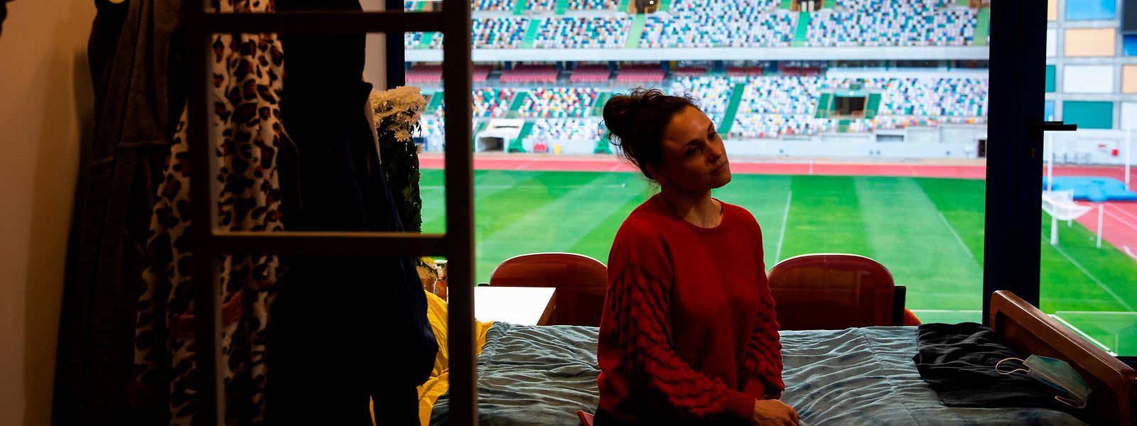 Olga Postolenko, refugiada da Ucrânia, está num quarto adaptado de um camarote do Estádio Dr. Magalhães Pessoa, em Leiria