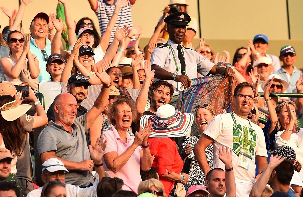 A steward covers a section of glass partion in the spectator seating area, after Spain's Rafael Nadal complained that is causing reflections in his the fifth set tie-break against Luxembourg's Gilles Muller during their men's singles fourth round match on the seventh day of the 2017 Wimbledon Championships at The All England Lawn Tennis Club in Wimbledon, southwest London, on July 10, 2017. / AFP PHOTO / Glyn KIRK / RESTRICTED TO EDITORIAL USE