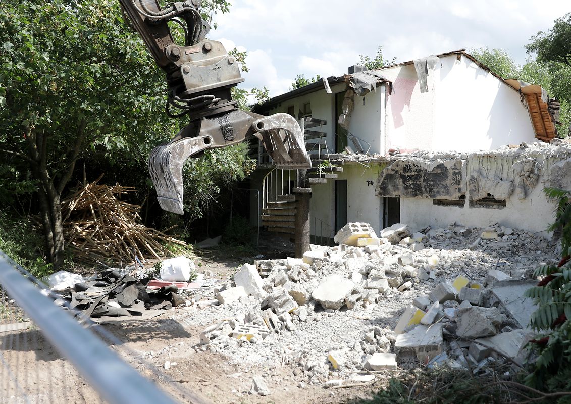 Mit einem Greifer wurden die Mauern abgetragen.