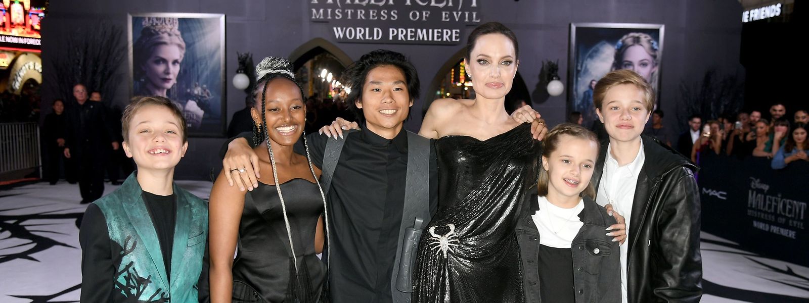 Angelina Jolie posa com 5 dos 6 filhos; veja como eles estão • DOL