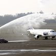 Les sapeurs-pompiers de l'aéroport ont accueilli l'avion avec un puissant jet d'eau sur le tarmac du Findel ce mardi matin.