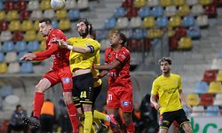 Kopfballduell zwischen Andreas Buch (Differdingen #22) und Delvin Skenderovic (Düdelingen #d4), rechts Hugo Komano (Differdingen #11)/ Fussball BGL Ligue Luxemburg, 11. Spieltag, Saison 2020-201 / 10.03.2021 /FC Differdingen 03 - F91 Duedelingen / Stade Municipal de la Ville de Differdange (Parc des Sports), Oberkorn /Foto: Ben Majerus