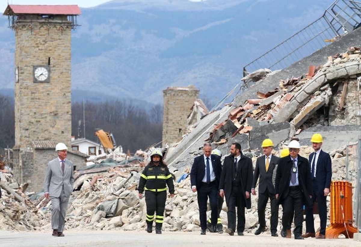 Prince Charles war nur einer von vielen prominenten Besuchern im Erdbebengebiet. 