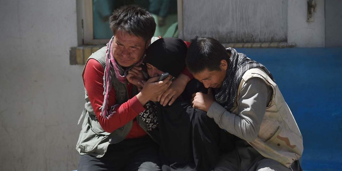 Afghanische Bürger in Trauer nach dem Anschlag in Kaboul.