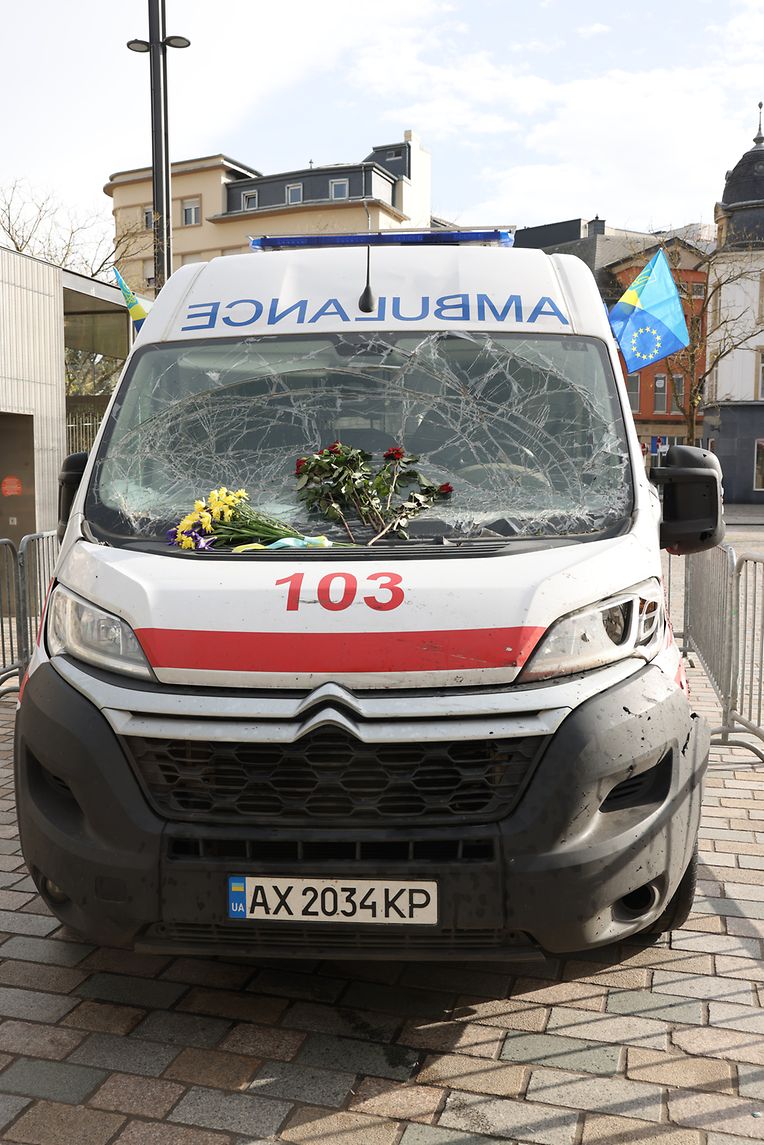 De Kharkiv à Esch: l'ambulance détruite restera exposée un mois sur la place de l'Hôtel de ville.