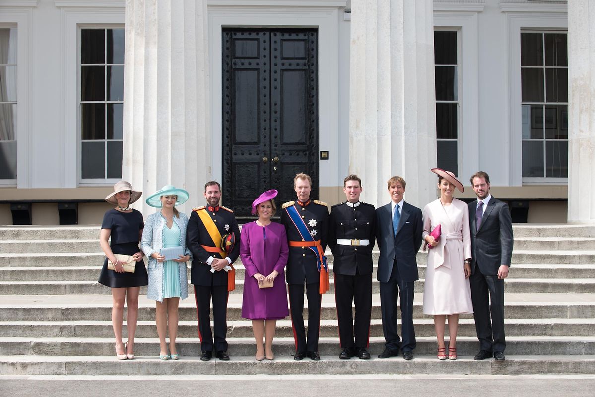 Das Familienfoto: Das großherzogliche Paar sowie Prinzessin Alexandra, die Erbgroßherzogin und der Erbgroßherzog, Prinz Louis, Prinzessin Claire und Prinz Félix haben Prinz Sébastien an diesem besonderen Tag besucht.