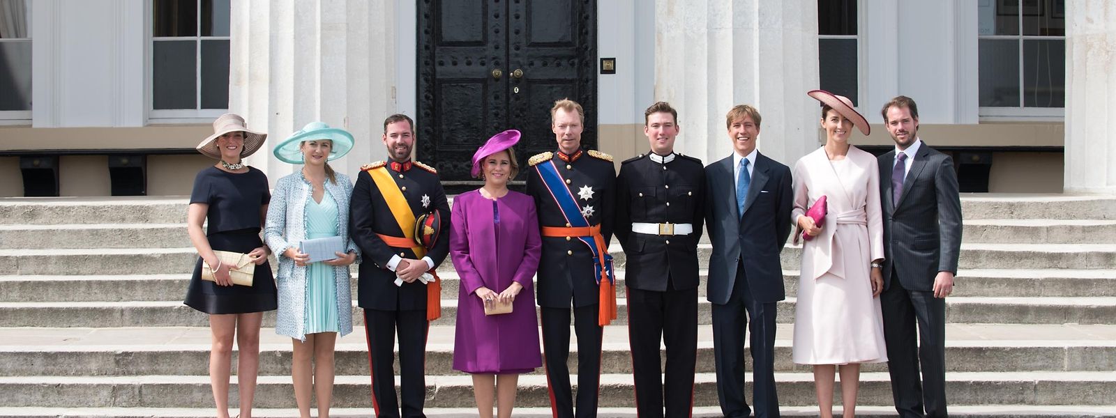 Das Familienfoto: Das großherzogliche Paar sowie Prinzessin Alexandra, die Erbgroßherzogin und der Erbgroßherzog, Prinz Louis, Prinzessin Claire und Prinz Félix haben Prinz Sébastien an diesem besonderen Tag besucht.