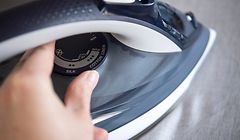 ILLUSTRATION - Zum Themendienst-Bericht von Katja Fischer vom 20. April 2020: Die Punkteeinstellung vieler Bügeleisen spiegelt die Kennzeichnung der Kleidungsstücke auf deren Etiketten wider. Foto: Catherine Waibel/dpa-tmn - Honorarfrei nur für Bezieher des dpa-Themendienstes +++ dpa-Themendienst +++