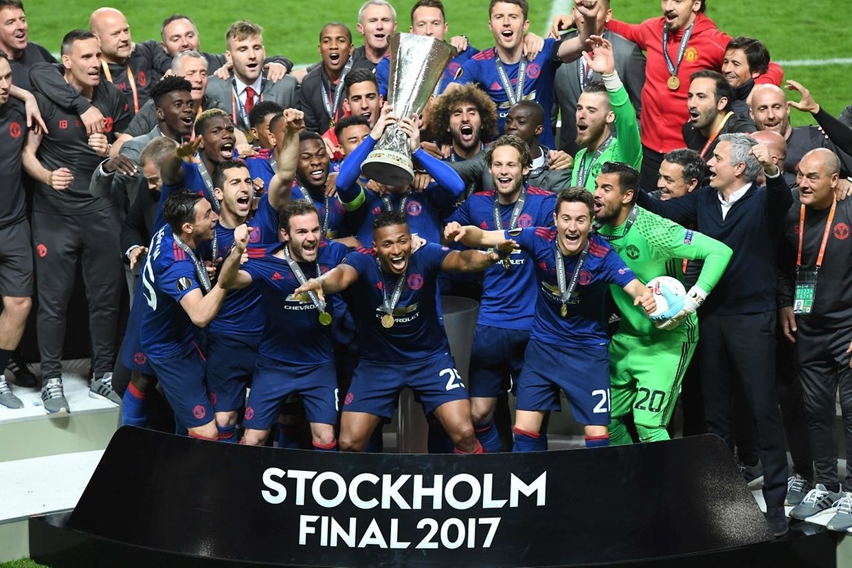 Manchester United's team celebrate with the trophy after they won the UEFA Europa League final football match Ajax Amsterdam v Manchester United on May 24, 2017 at the Friends Arena in Solna outside Stockholm. / AFP PHOTO / JANEK SKARZYNSKI