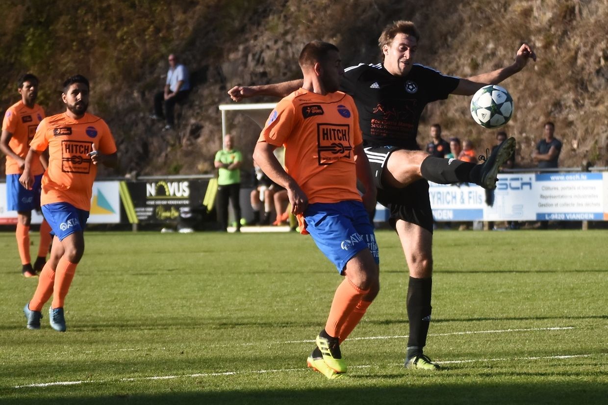 David Lorang (Bastendorf) dégage le cuir sous la pression de Ben Funk.