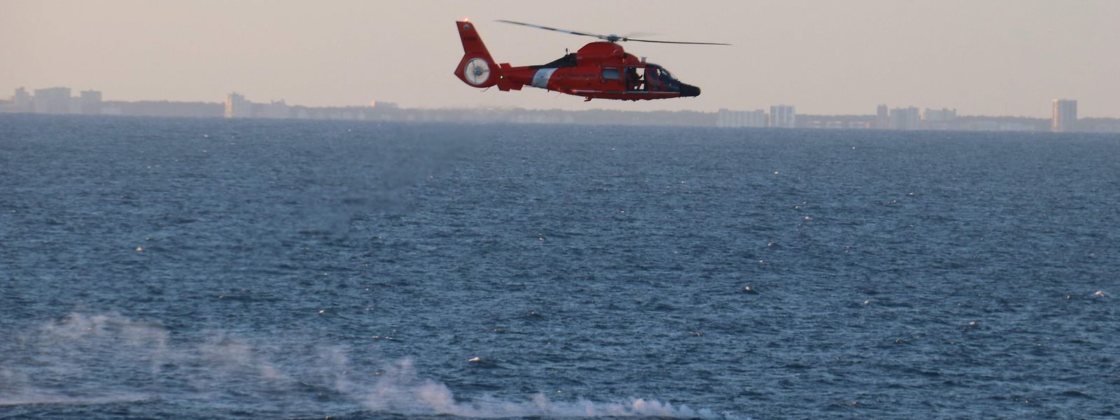 Mit Hubschraubern sucht die US-Navy im Atlantik nach Überresten des abgeschossenen Ballons.