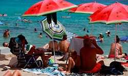 14.08.2022, Spanien, Capdepera: Menschen schwimmen und sonnen sich am Strand Cala Ratjada auf Mallorca. Noch immer herrschen hier hohe Temperaturen und Hitzewarnungen. Foto: Clara Margais/dpa +++ dpa-Bildfunk +++