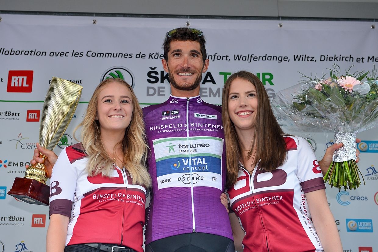 Brice Feillu (F/Fortuneo) sichert sich die Bergwertung.