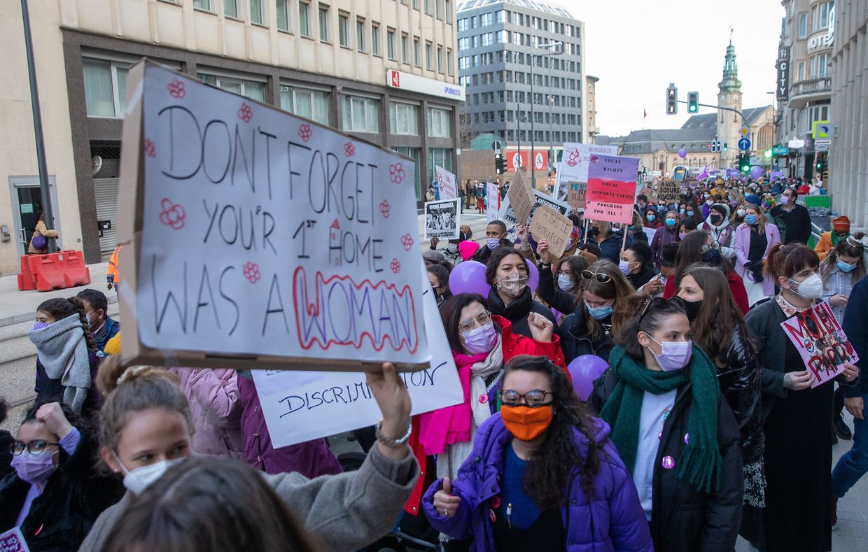 Trotz Pandemie waren auch am 8. März 2021 die Straßen der Hauptstadt wieder gefüllt. Das Tragen einer Maske war dieses Jahr allerdings Pflicht.