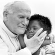 Papa João Paulo II com uma criança de Madagascar