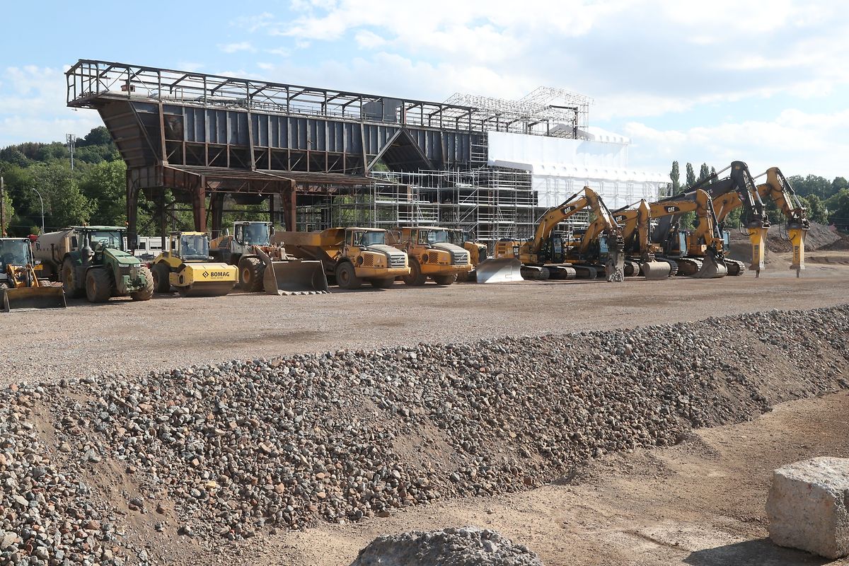 Mi-juillet, les machines de travail s'alignent en bordure du chantier. Les travaux de réhabilitation de l'ancien site industriel sont pour l'instant terminés.