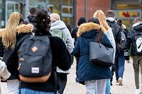 Das Bildungsministerium denkt darüber nach, die Schüler der oberen Sekundarstufe teils im Präsenz- und teils im Fernunterricht zu unterrichten. Hintergrund ist die zunehmende Zahl an Neuinfektionen bei 16- bis 19-Jährigen in der gesamten Bevölkerung.