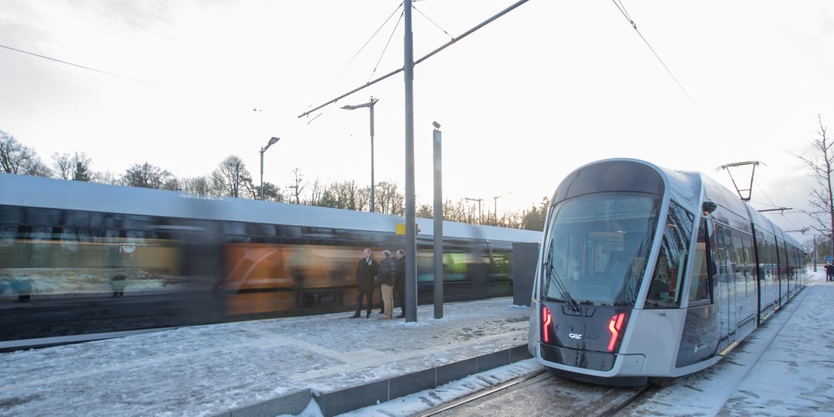 Zu Stoßzeiten sind die Tramfahrzeuge mit zahlreichen Passagieren gefüllt.