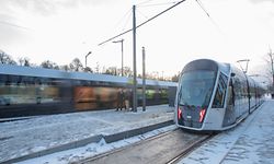 Zu Stoßzeiten sind die Tramfahrzeuge mit zahlreichen Passagieren gefüllt.