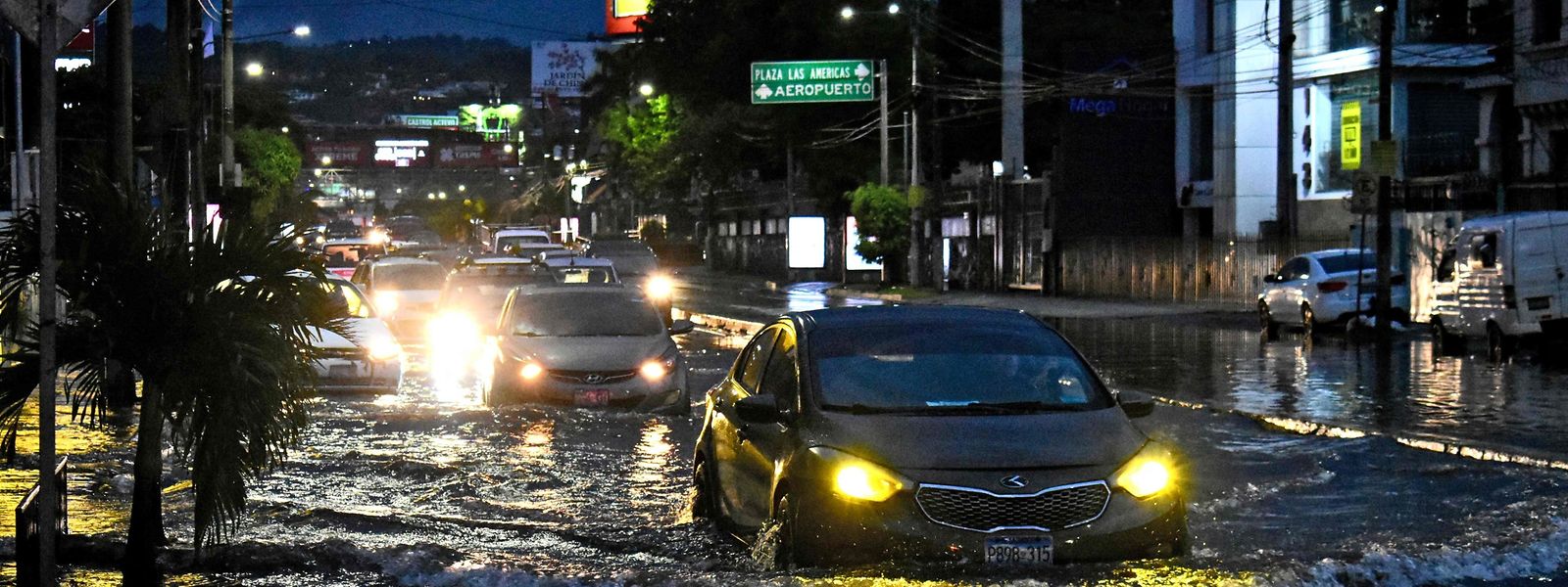 Carros numa estrada inundada, nas cheias de julho passado em San Salvador, capital de El Salvador. 