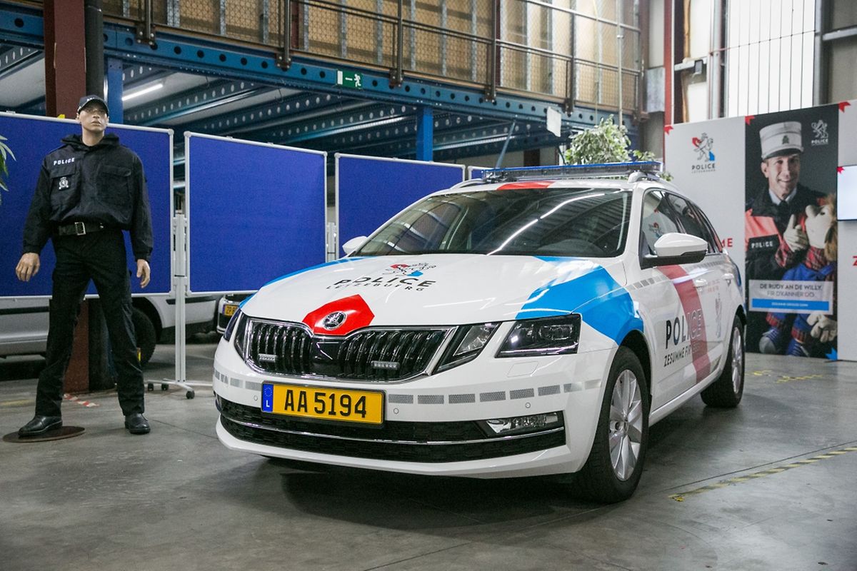 Bis März 2018 sollen 220 Fahrzeuge und 60 Motorräder, die Kommissariatsschilder, die Polizeidokumente und die Kleidung der rund 2.000 Polizisten an die neue „Corporate identity“ angepasst werden. 