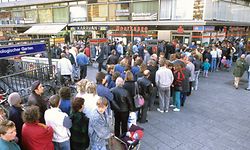 Schlange stehen für das Begrüßungsgeld. Die DDR-Bürger sehnten sich gerade zu nach der Einführung der D-Mark im Osten. Im Nachhinein ein schwerer Fehler, meint der ehemalige Direktor der Treuhandanstalt, Ken-Peter Paulin.