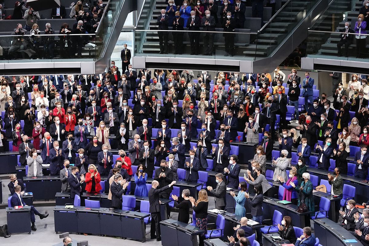 Die Abgeordneten applaudieren Olaf Scholz (M unten, SPD) nach seiner Wahl zum Bundeskanzler.