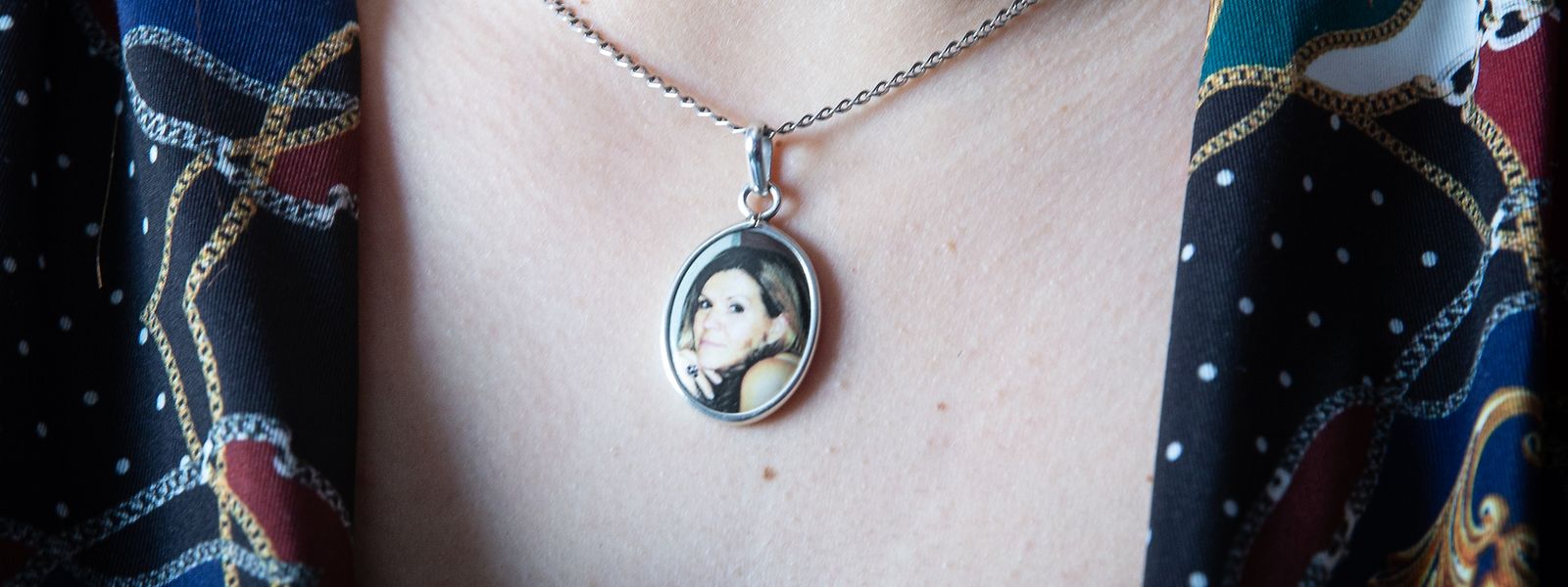 Immer bei ihr: das Abbild ihrer Mama. Vanessa Luz trägt seit dem Tod ihrer Mutter ein Medaillon mit deren Foto um den Hals.