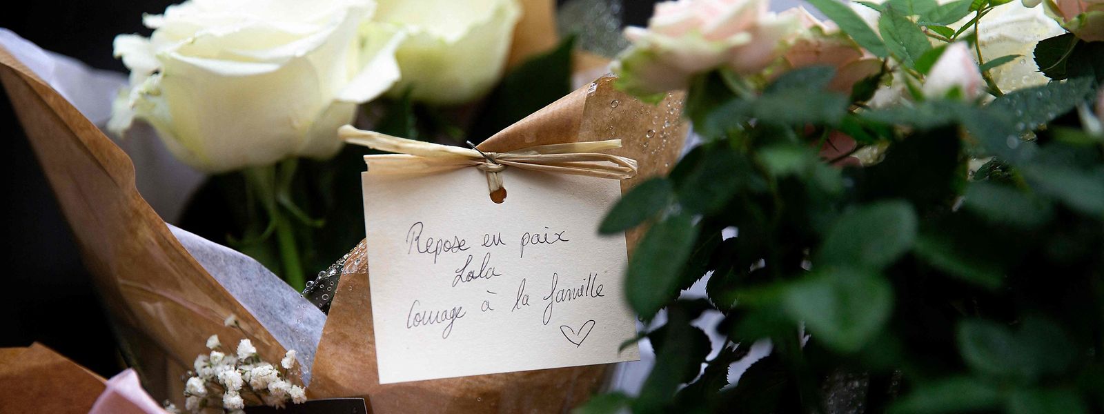 De nombreuses personnes sont venues déposer des fleurs sur la grille de la résidence de la famille de la victime à Paris.