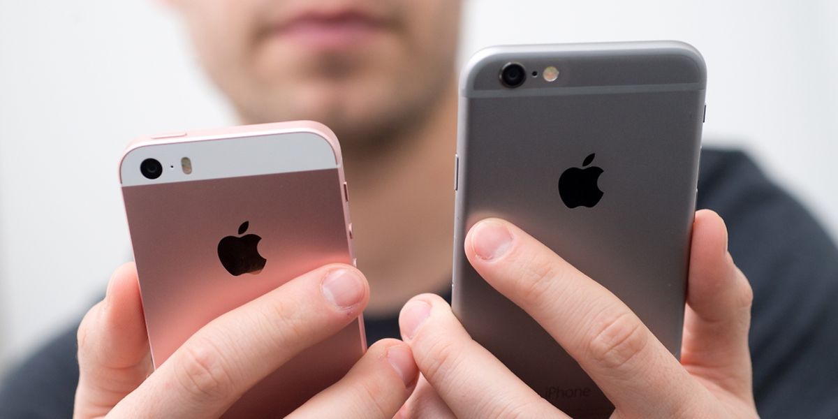 Mit dem iPhone SE (l) bringt Apple wieder ein Smartphone mit kleinerem vier Zoll großen Bildschirm auf den Markt. Das größere iPhone 6 (r) kommt auf 4,7 Zoll Bildschirmdiagonale.