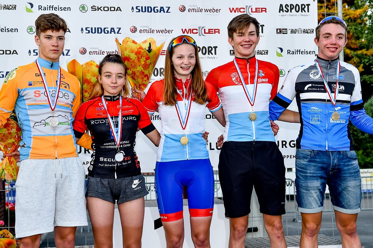 Das Podium bei den Junioren und Juniorinnen: 2. Loïc Bettendorf (CT Atertdaul) und Laetitia Maus (LC Tétange) - Landesmeisterin Nina Berton (UC Dippach), Landesmeister Arthur Kluckers (VC Schengen) und 3. Gilles Kirsch (Munnerëfer Velosfrënn).