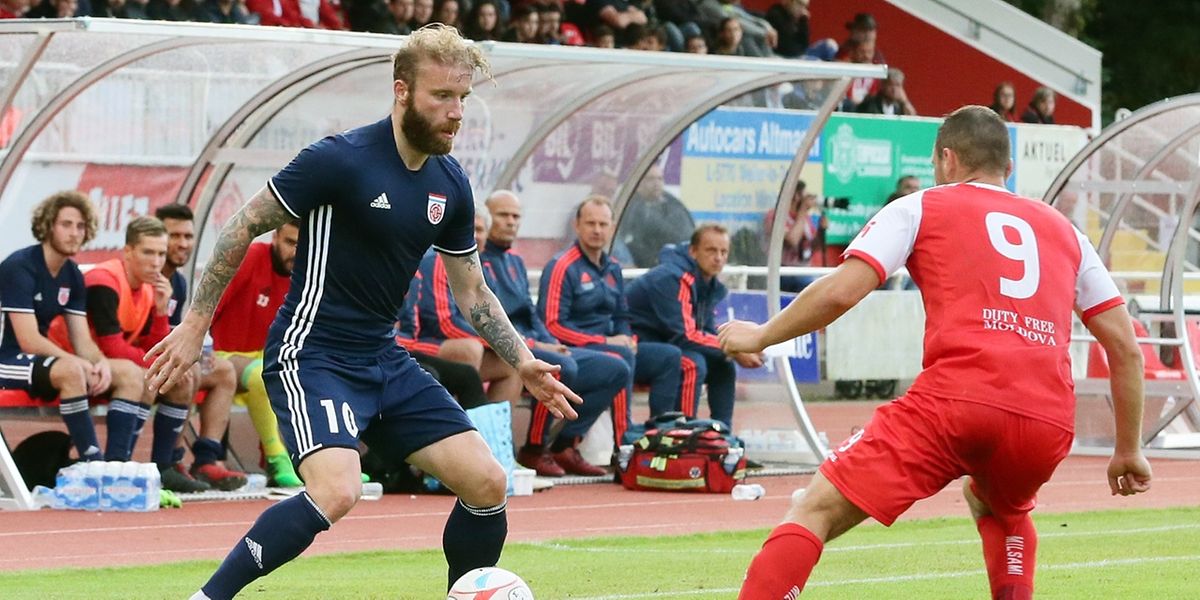 Jakob Dallevedove (de azul) marcou o golo que colocou o Fola na próxima fase da Liga Europa.