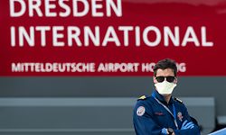 ARCHIV - 04.04.2020, Sachsen, Dresden: Der Pilot Eric Wagner von der «Luxembourg Air Rescue» steht nach seiner Landung eines Ambulanzflugzeugs der «Luxembourg Air Rescue» vom Typ Learjet 45 auf dem Flughafen Dresden International. Er hatte einen schwer an dem Coronavirus erkrankten Patienten aus Frankreich nach Dresden geflogen. (zu dpa «Der rettende Triathlet: Luxemburger Wagner fliegt Corona-Patienten») Foto: Robert Michael/dpa-Zentralbild/dpa +++ dpa-Bildfunk +++