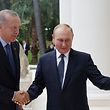 Der russische Präsident Wladimir Putin (rechts) schüttelt dem türkischen Präsidenten Recep Tayyip Erdogan in Sotschi die Hand.