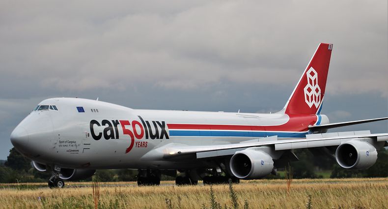 CARGOLUX feiert 2020 ihr 50 jähriges Jubiläum und hat jetzt ganz aktuell dafür in Shannon (Irland) eine ihrer Boeing 747-400F (LX-NCL  /  City of Ettelbrück) in Retrofarben lackieren lassen (so wie damals in den 70er Jahren die Bemalung ihres ersten Frachters, einer Canadair CL-44). / Foto: Serge Braun