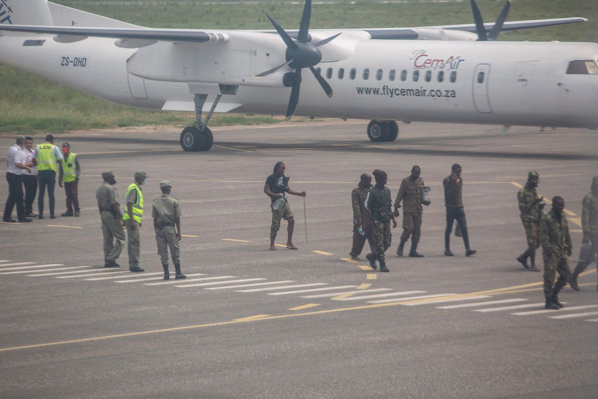 Mosambikanisches Militär bei seiner Landung auf dem Flughafen in Pemba.Es soll die militanten Dschihadisten wieder vertreiben. Portugal und die USA haben bereits militärische Unterstützung zugesagt.