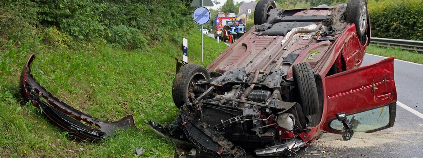 O jovem condutor e o seu passageiro ficaram feridos depois de a viatura ter capotado