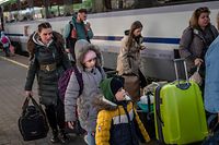 Refugiados ucranianos a embarcar num autocarro em direção à capital polaca, Varsóvia.