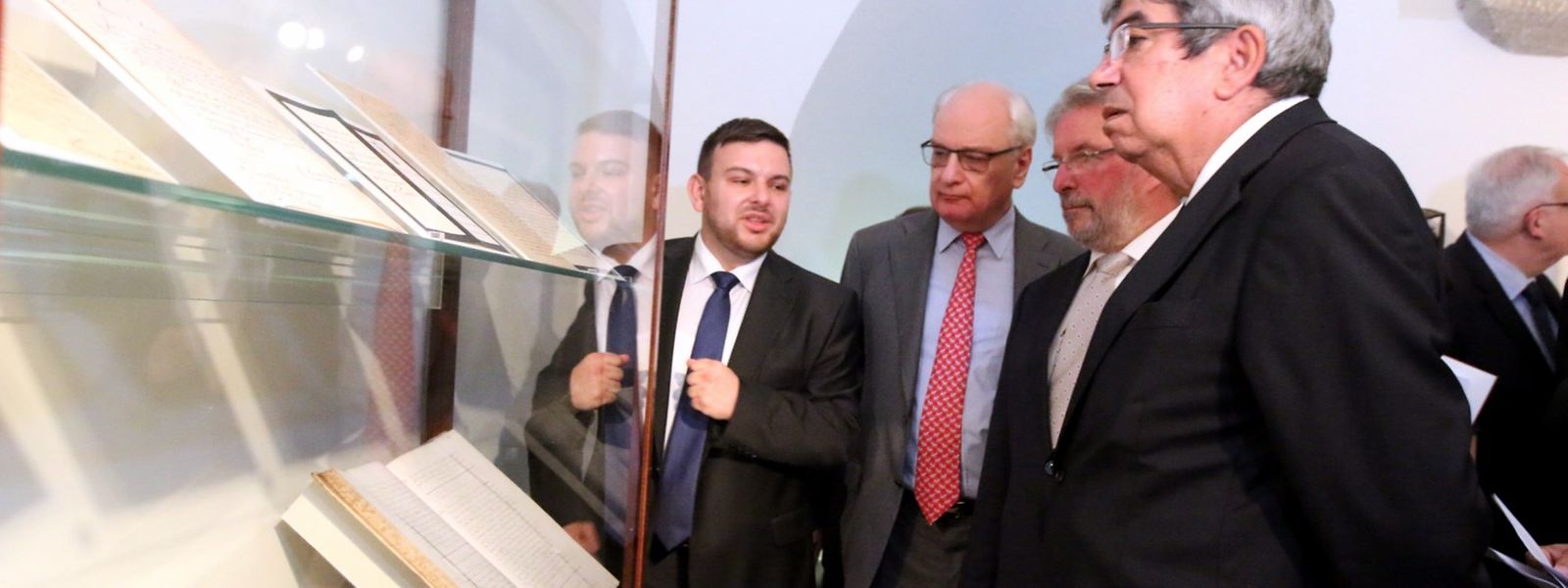 Eduardo Ferro Rodrigues (à direita), na inauguração da exposição