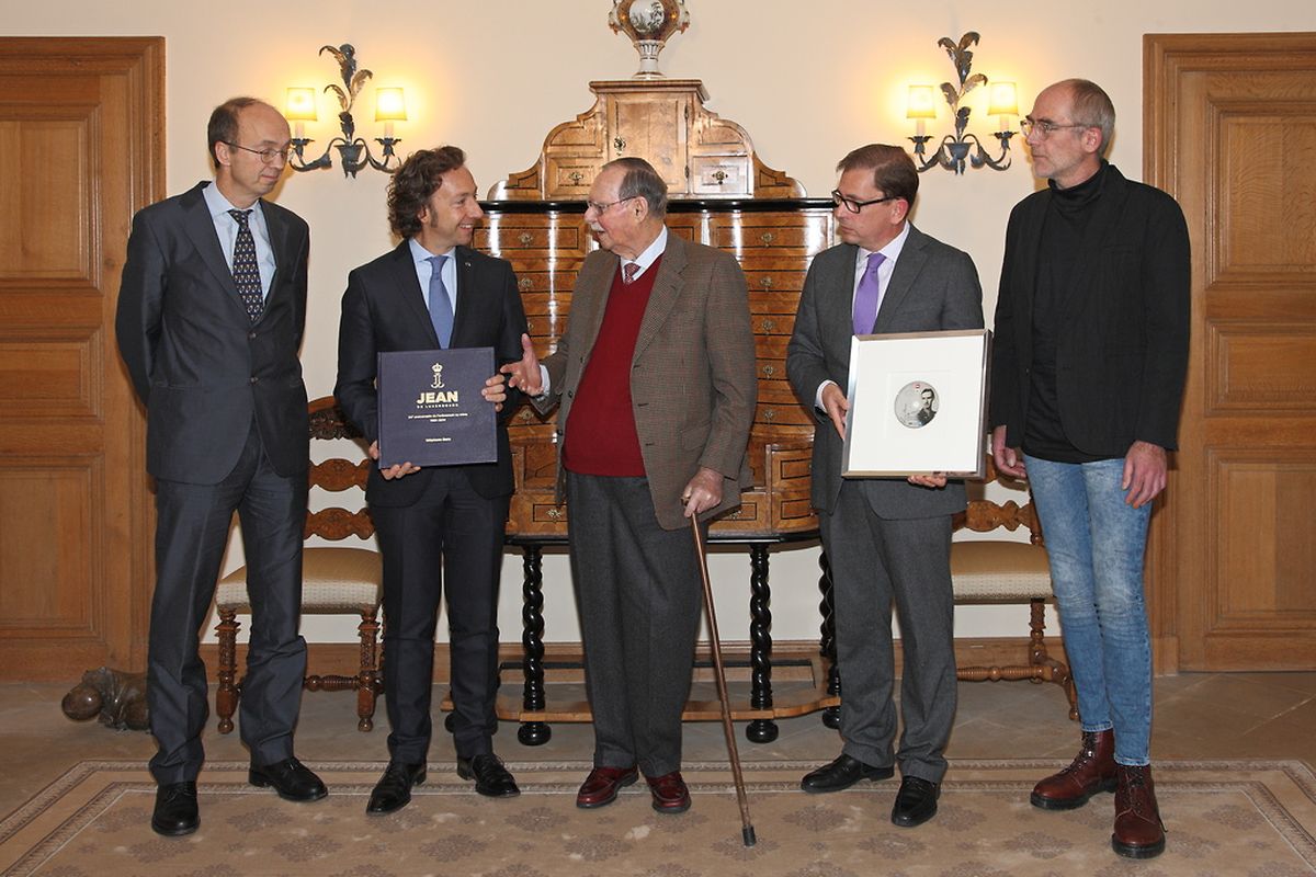 Am Morgen hatte Stéphane Bern Großherzog Jean eine ledergebundene Ausgabe des Buchs überreicht.