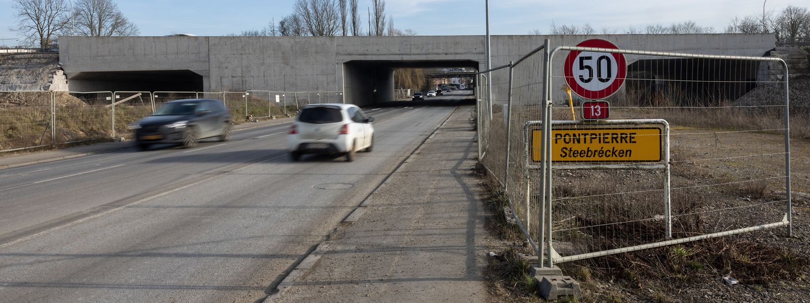 Bereits 2019 wurden die Brückenteile unter die Autobahn geschoben, die Arbeiten am eigentlichen Verteiler haben jedoch noch nicht begonnen.