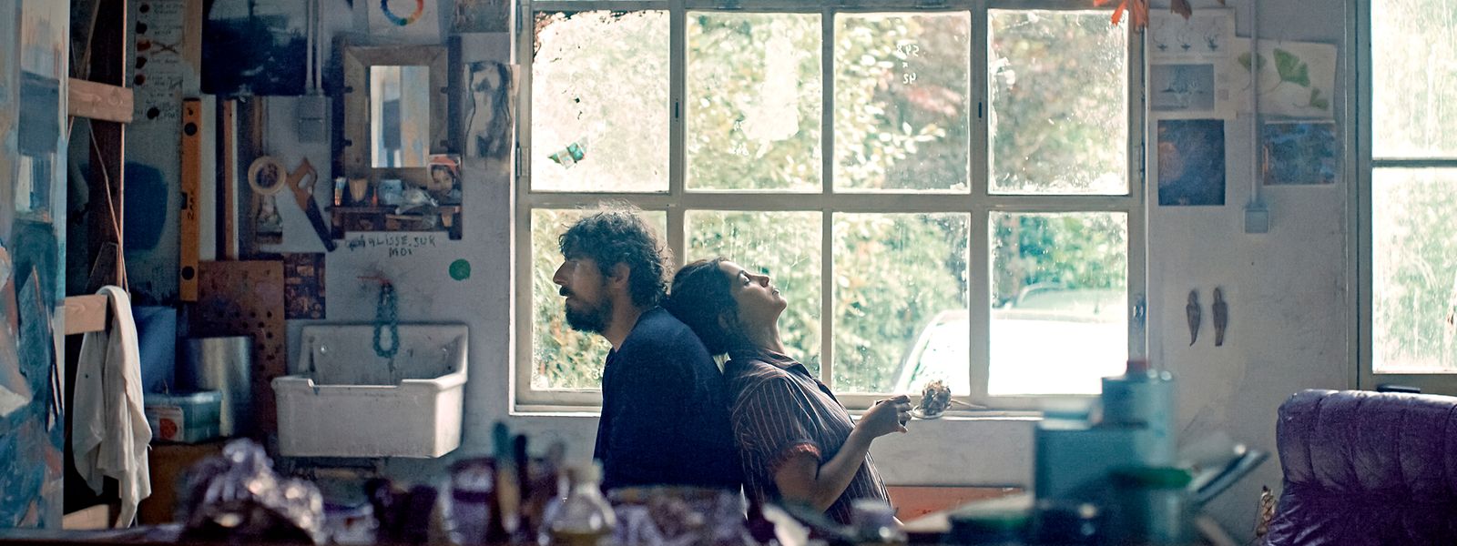 Damien (Damien Bonnard) et Leila (Leïla Bekthi) forment un couple, autant uni par l’amour que déchiré par la maladie. 