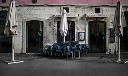Closed restaurants are pictured in downtown Lisbon on March 19, 2020 on the first day of a state of emergency declared by the government. - Portugal declared yesterday a nationwide 15-day state of emergency to fight the spread of coronavirus, which will make it easier for the government to reduce people's movements. (Photo by PATRICIA DE MELO MOREIRA / AFP)