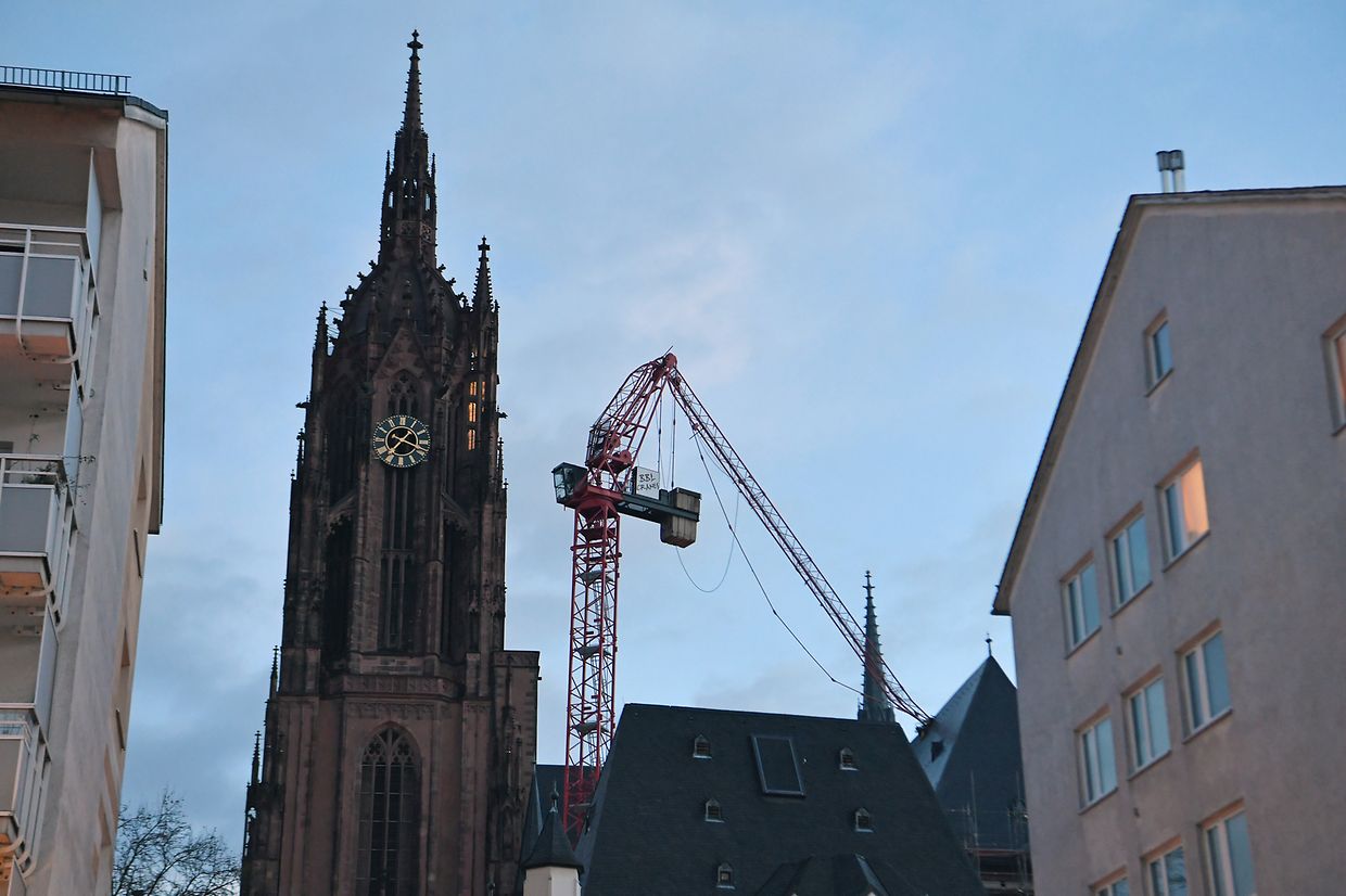 Der Ausleger eines Baukrans wurde von Sturmtief "Sabine" auf das Dach des Frankfurter Doms gerissen. 