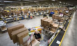 Sitz in Luxemburg, Kunden in ganz Europa: Mitarbeiter bereiten beim Onlinehändler Amazon Artikel für den Versand vor.