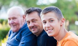 Generationen, Großvater, Vater, Sohn (Foto: Shutterstock)