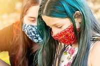 Junge Menschen sind zwar oft asymptomatisch, leiden aber dennoch an den Folgen der Pandemie.