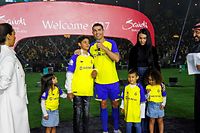 Cristiano Ronaldo com Georgina e os filhos na sua apresentação aos adeptos do Al Nassr, em Riade.