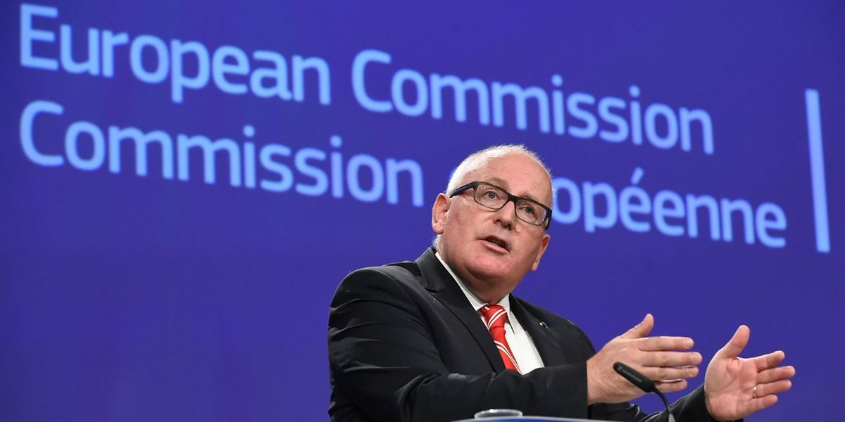 Frans Timmermans hat angekündigt, einen formalen Bescheid an Polen zu senden, sobald dessen neue Gesetze unterzeichnet seien. 